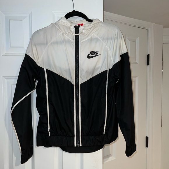 Women’s Nike Windbreaker - Picture 4 of 8
